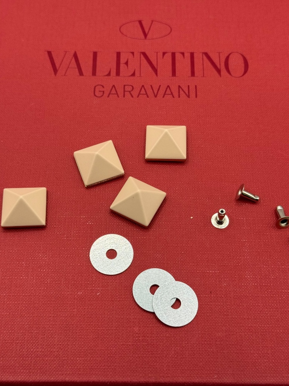 Valentino Garavani Enameled Romanstud Spare Studs – Poudre K4S